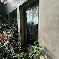 Safe-Professional-Two-Story-Window-Cleaning-In-Long-Beach-CA 4